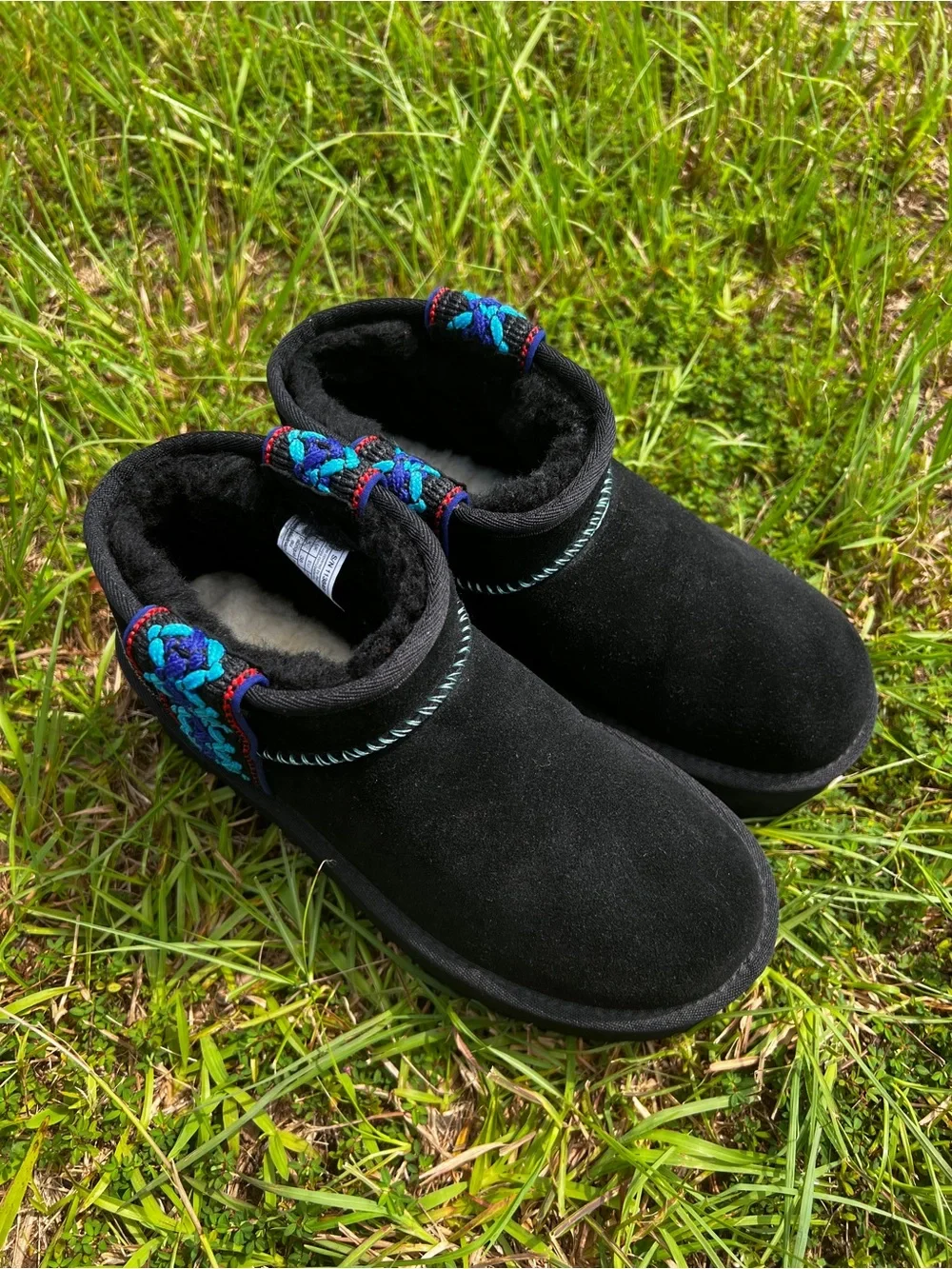 CLEAN UGG size 7 Womens Mini II Braid Platform Boots Black